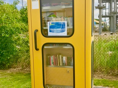 Reisemobilstellplatz - Umgebungsschwerpunkt: Meer - Büchertausch in alter gelber Telefonzelle - Stellplatz Elmenhorst