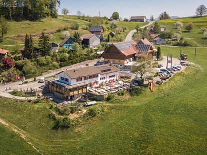 Reisemobilstellplatz - St. Gallen - Leicht erhöhte, aussichtsreiche, sonnige Lage. 10 Standplätze für Wohnmobile auf Kies - Restaurant Käserei Berghof