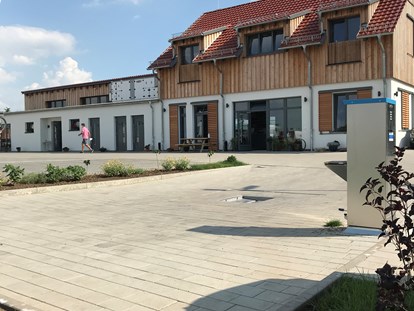 Reisemobilstellplatz - Duschen - Entsorgungsstation, Rezeption und Sanitärgbäude - Campingpark Erfurt