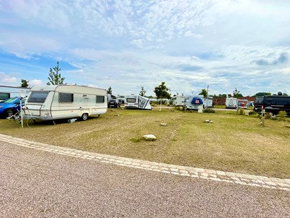 Reisemobilstellplatz - Duschen - Standardparzelle für WoMo oder WoWa - Campingpark Erfurt