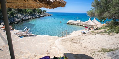 Reisemobilstellplatz - Dalmatien - Schöne Aussicht auf den Strand aus den Schatten. - Kamp Kanić