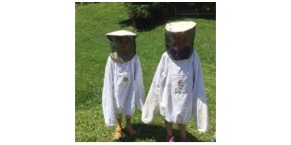 Reisemobilstellplatz - Alpen - Besuch von Kinder im Bienenhaus - Unsere kleine Farm 
