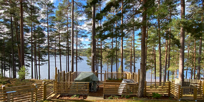 Reisemobilstellplatz - Schweden - Wunderschöner Naturcampingplatz mit Blick auf Kiefern und Wasser - Strömsnäs Naturcamping