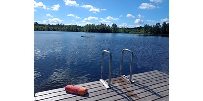 Reisemobilstellplatz - Südschweden - Schimmplatform am See. Der See hat durchfliesendes wasser - Abrahams Camp