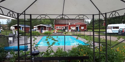 Reisemobilstellplatz - Schweden - Grillpavillon und der Pool.  Im Hintergrund das Servicegebäude. - Camping 45