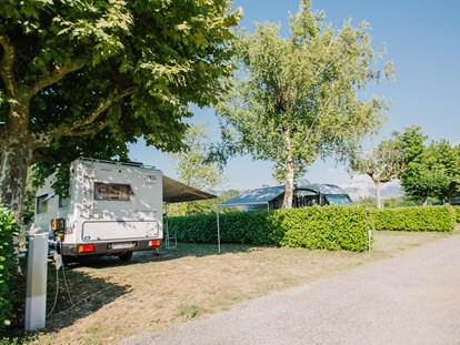 Reisemobilstellplatz - Frankreich - Schattige Plätze am Fluss mit Blick auf das Vercorsgebirge - Camping Côté Vercors