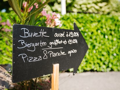 Reisemobilstellplatz - Frankreich - Wir begrüßen Sie in unserem kleinen Biergarten mit kalten Getränken und frischgemachter Pizza - Camping Côté Vercors