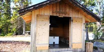 Reisemobilstellplatz - Schweden - Grillhütte mit gratis Brennholz für die Gäste - Galå Fjällgård